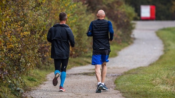 Zwei ältere Männere joggen.