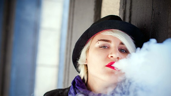 Frau dampft eine E-Zigarette