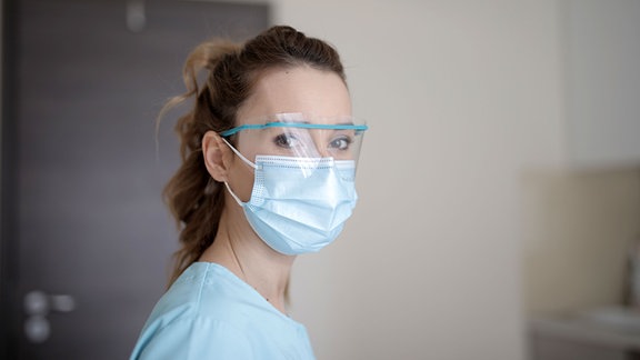 Krankenschwester mit Gesichtsschutzmaske