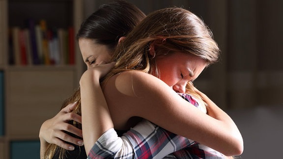Zwei junge Frauen umarmen sich