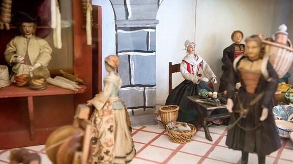 Der Ausschnitt einer Puppenstube aus dem Barock zeigt einen Mittelaltermarkt