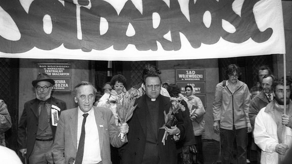 Tadeusz Mazowiecki, Henryk Jankowski unter Solidarnosc-Transparent 1989